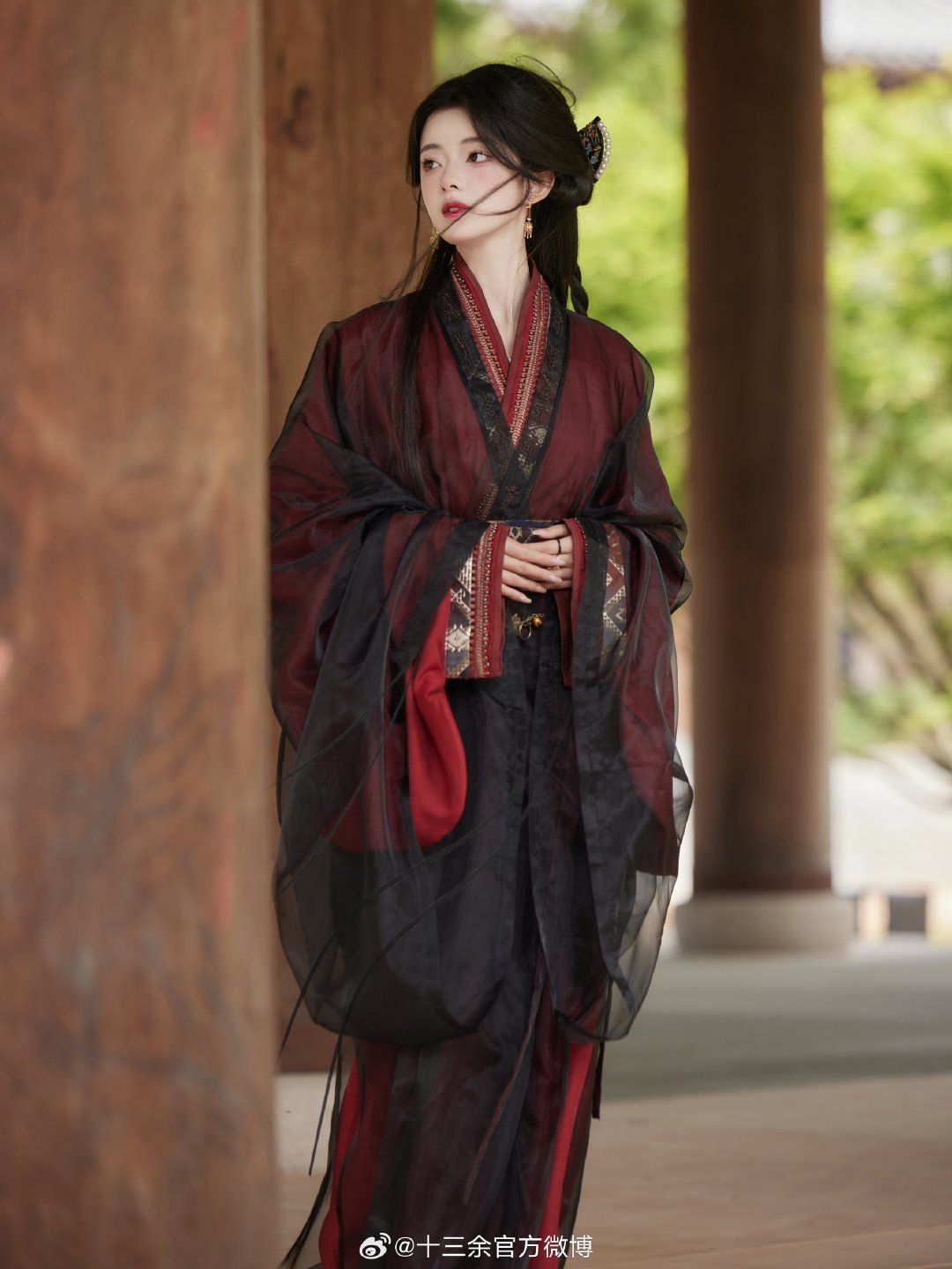 Traditional Charm with Modern Touch:Cheongsam and Loose-fit Pants Ensemble Traditional Charm with Modern Touch:Cheongsam and Loose-fit Pants Ensemble