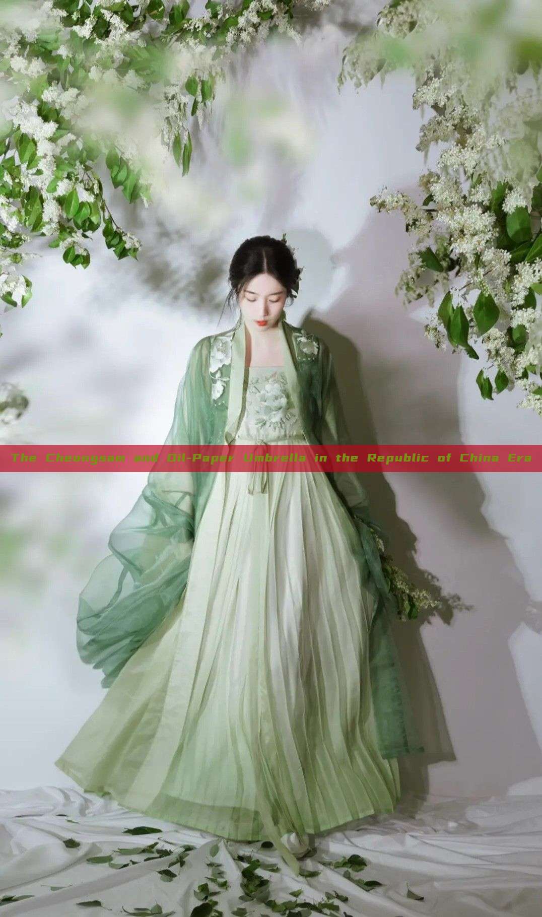 The Cheongsam and Oil-Paper Umbrella in the Republic of China Era The Cheongsam and Oil-Paper Umbrella in the Republic of China Era