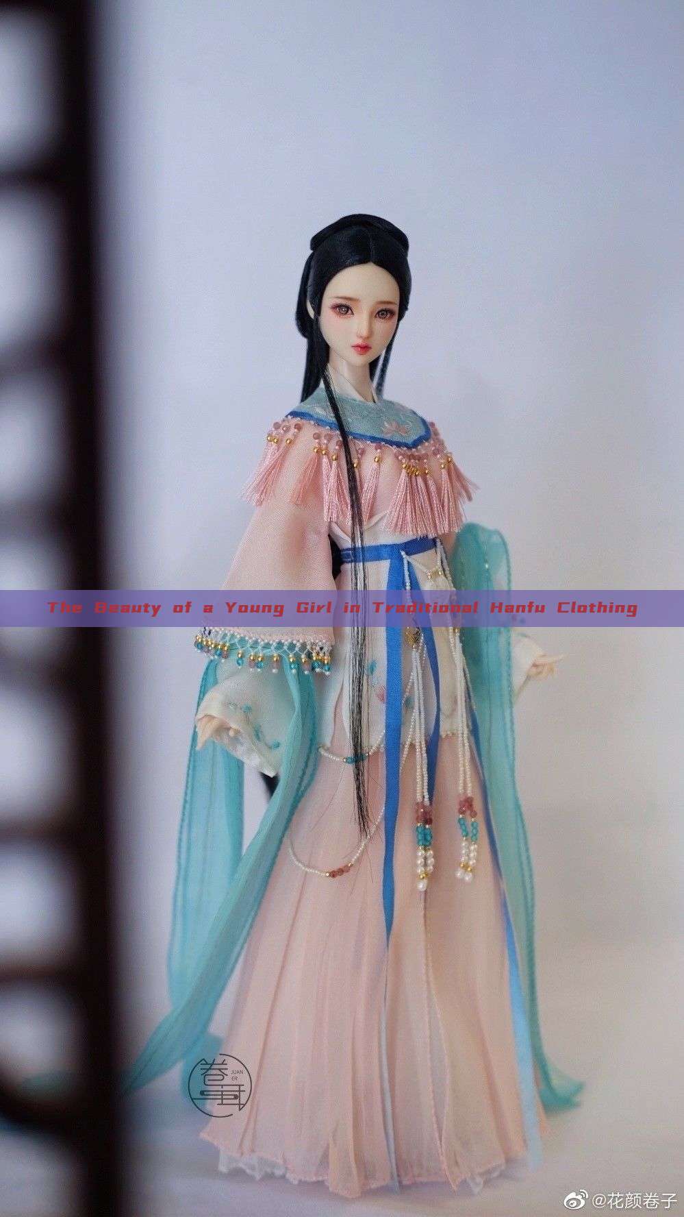 The Beauty of a Young Girl in Traditional Hanfu Clothing The Beauty of a Young Girl in Traditional Hanfu Clothing