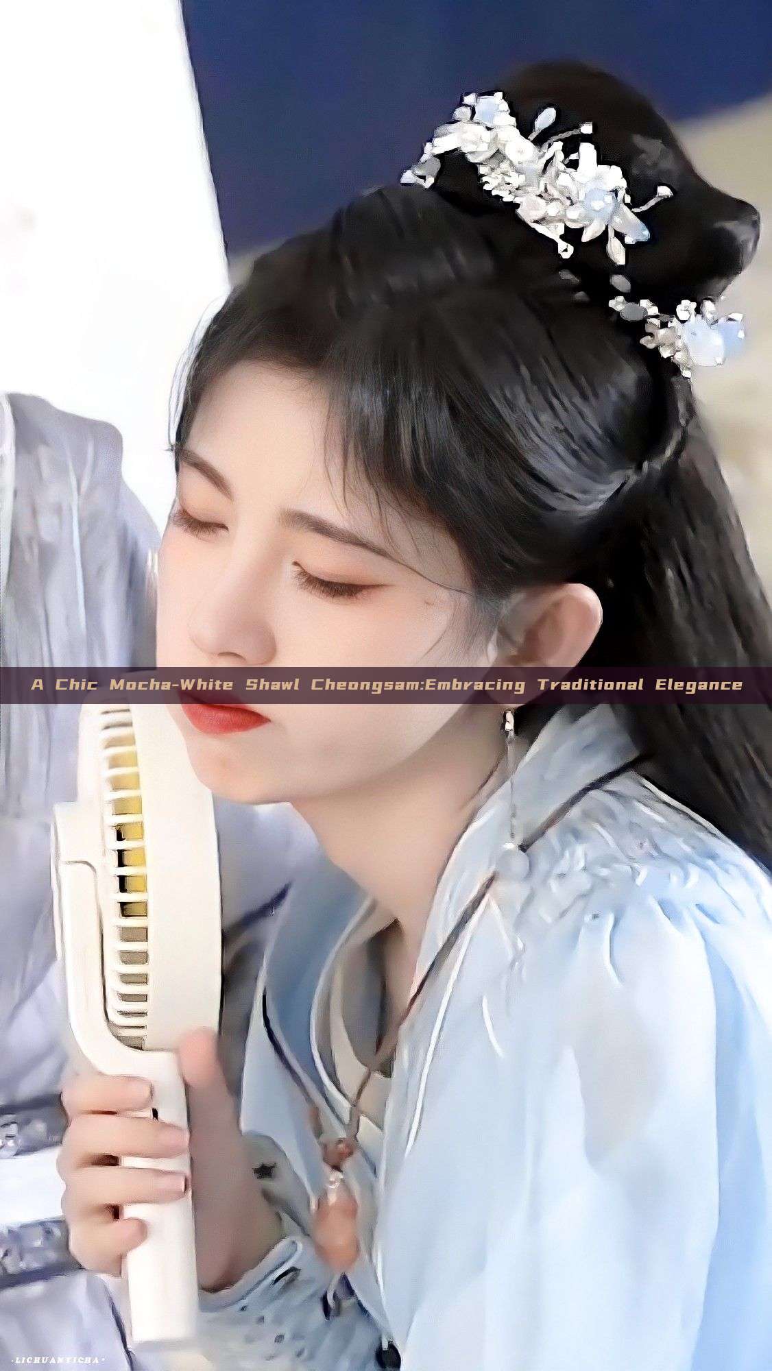 A Chic Mocha-White Shawl Cheongsam:Embracing Traditional Elegance A Chic Mocha-White Shawl Cheongsam:Embracing Traditional Elegance