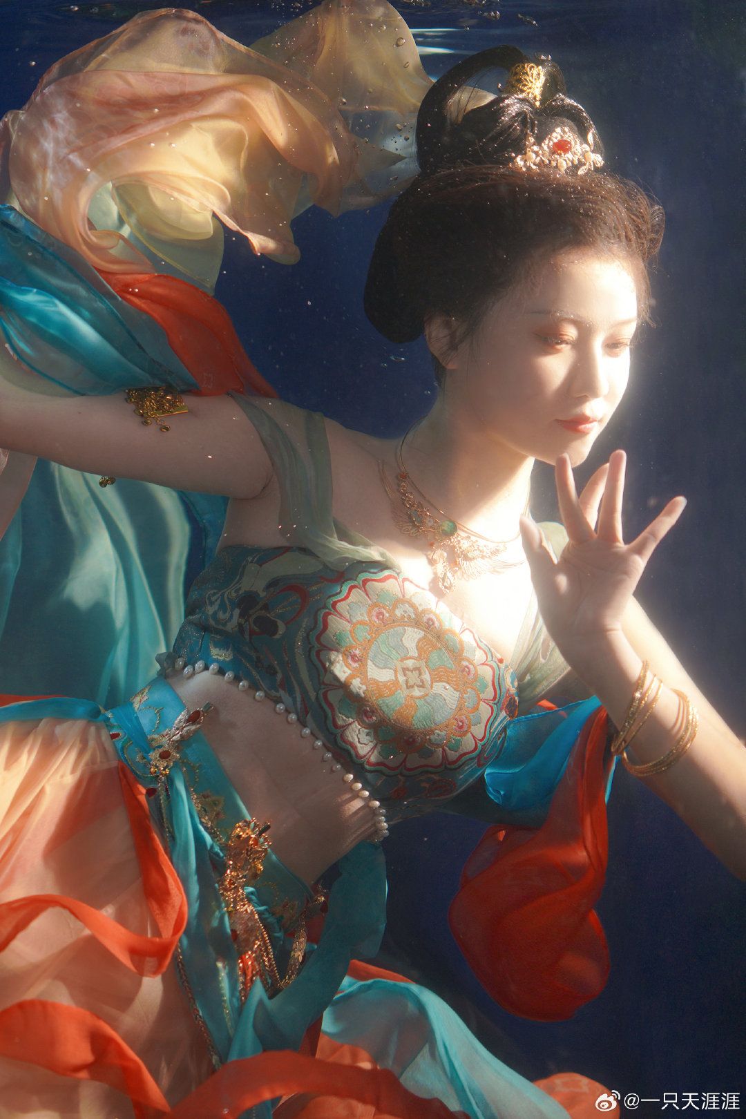 The Enigma of Black Cheongsam:A Symbol of Elegance and Mystery The Enigma of Black Cheongsam:A Symbol of Elegance and Mystery