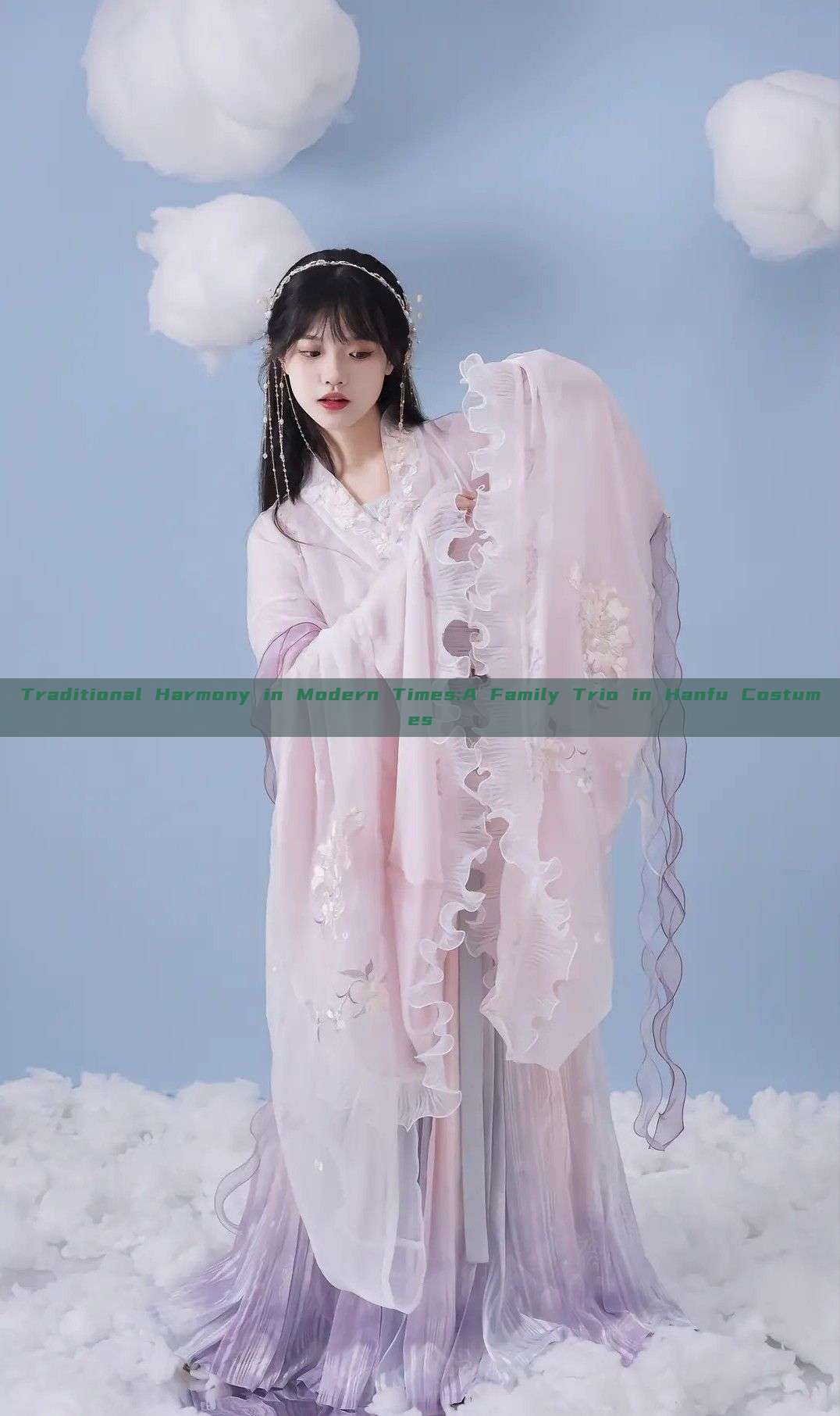 Traditional Harmony in Modern Times:A Family Trio in Hanfu Costumes Traditional Harmony in Modern Times:A Family Trio in Hanfu Costumes