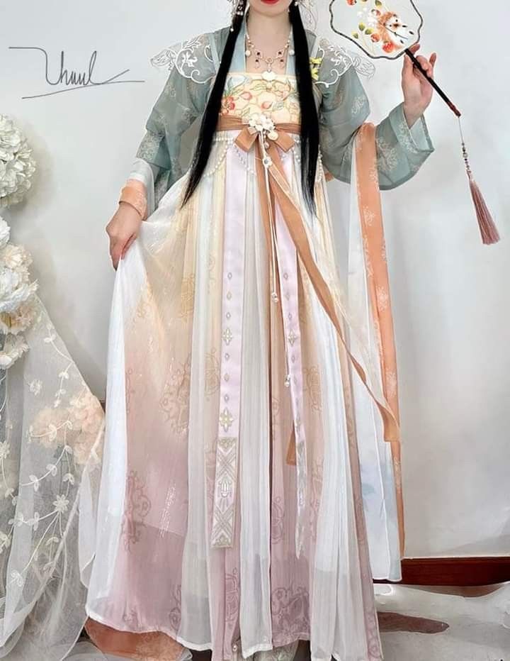 A Thickened Hanfu for New Years Greetings:A Blend of Tradition and Warmth A Thickened Hanfu for New Years Greetings:A Blend of Tradition and Warmth