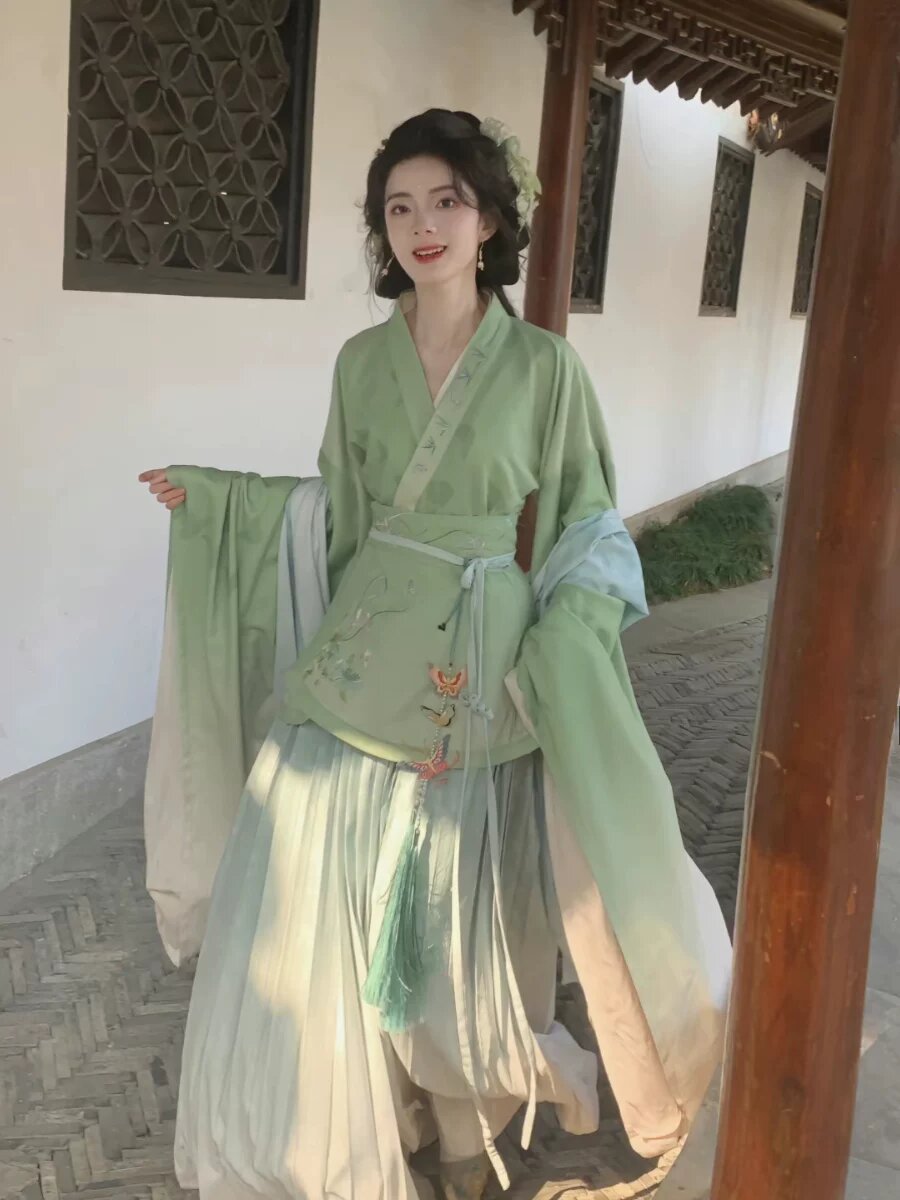 Original Hanfu Robe:Gong Yu Yis Initial Makeup of Traditional Elegance Original Hanfu Robe:Gong Yu Yis Initial Makeup of Traditional Elegance