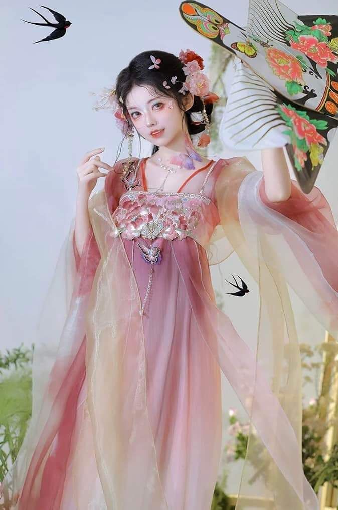 Revisiting the Traditional Elegance of Qipao in the Deep Shades of the Republic Era Revisiting the Traditional Elegance of Qipao in the Deep Shades of the Republic Era