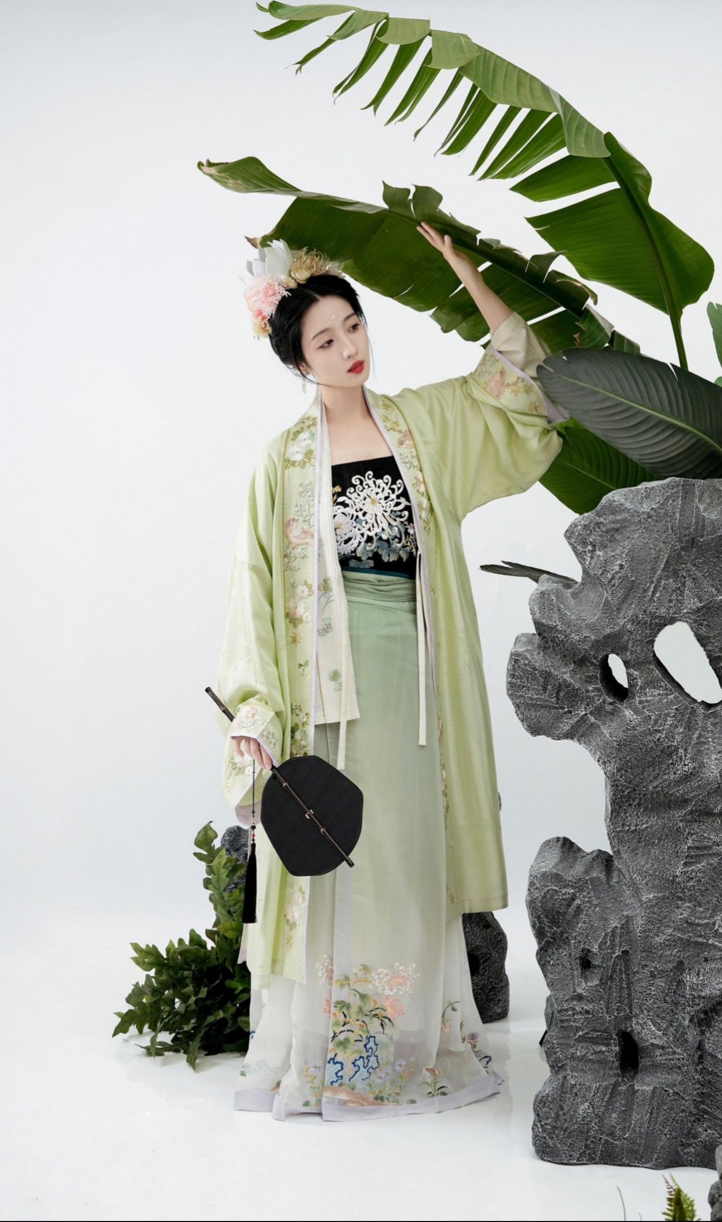 Embroidery-Adorned Cheongsam with Sleek Mid-Length Sleeves Embroidery-Adorned Cheongsam with Sleek Mid-Length Sleeves