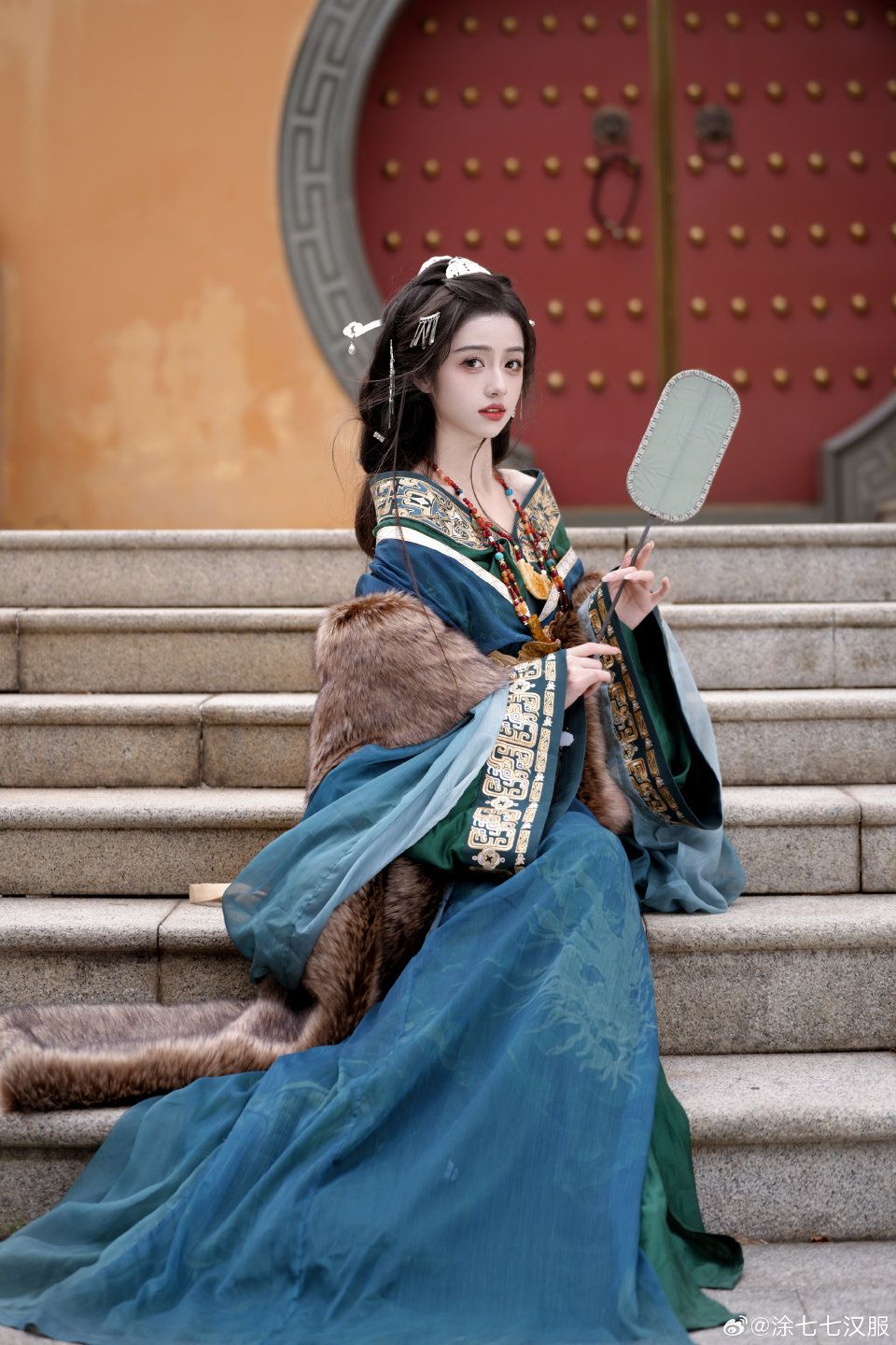 The Enchantment of a Qipao and a Wedding veil:A Cultural Fusion in Ceremony Attire The Enchantment of a Qipao and a Wedding veil:A Cultural Fusion in Ceremony Attire