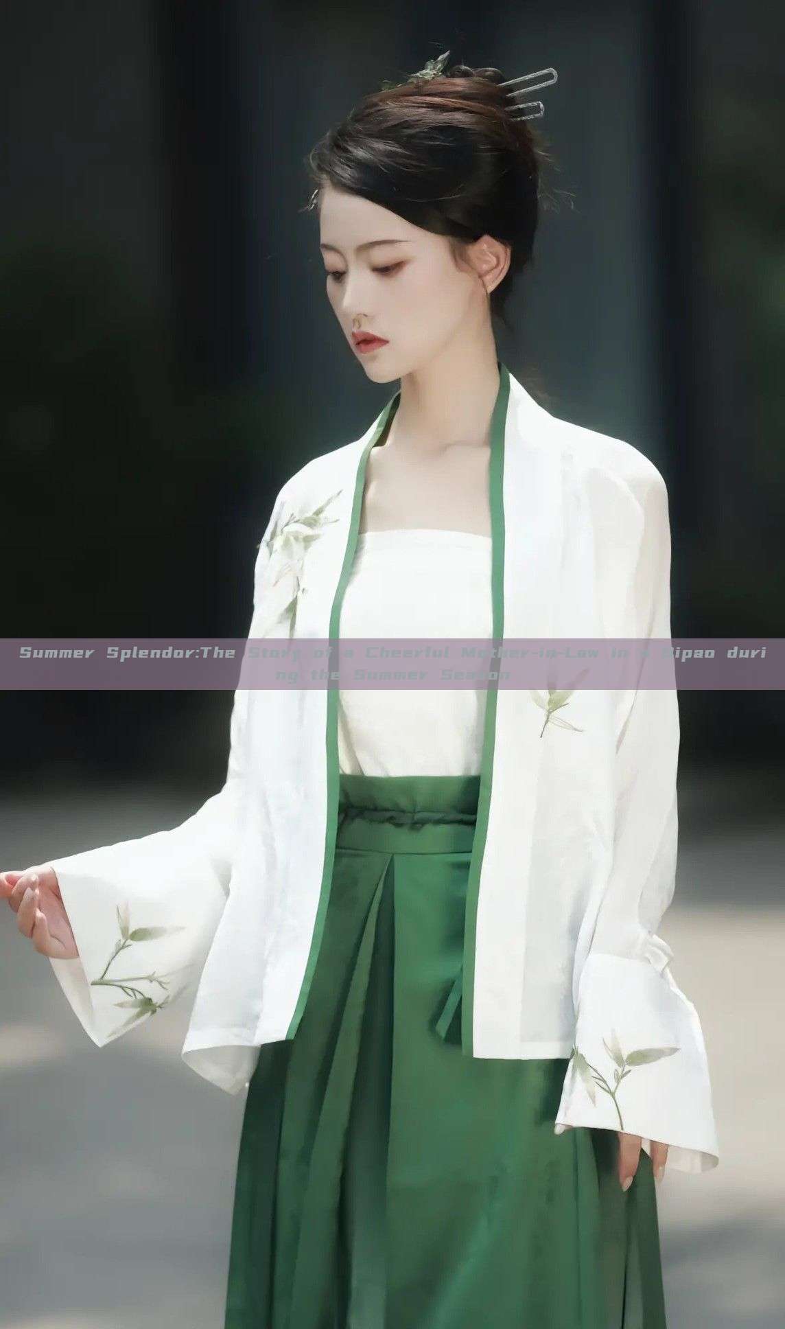 Summer Splendor:The Story of a Cheerful Mother-in-Law in a Qipao during the Summer Season Summer Splendor:The Story of a Cheerful Mother-in-Law in a Qipao during the Summer Season