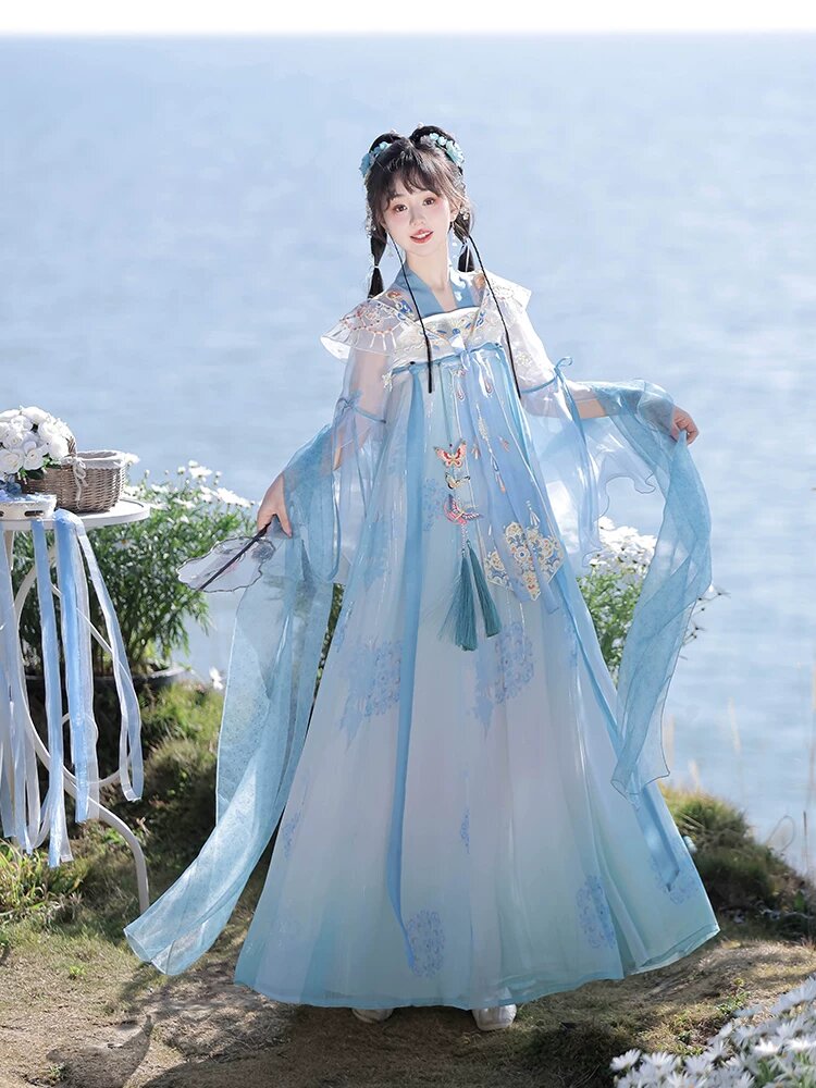 The Rise of Ming-Style Round-Neck Robes:Winter Hanfu Fashion in a Modern Context The Rise of Ming-Style Round-Neck Robes:Winter Hanfu Fashion in a Modern Context
