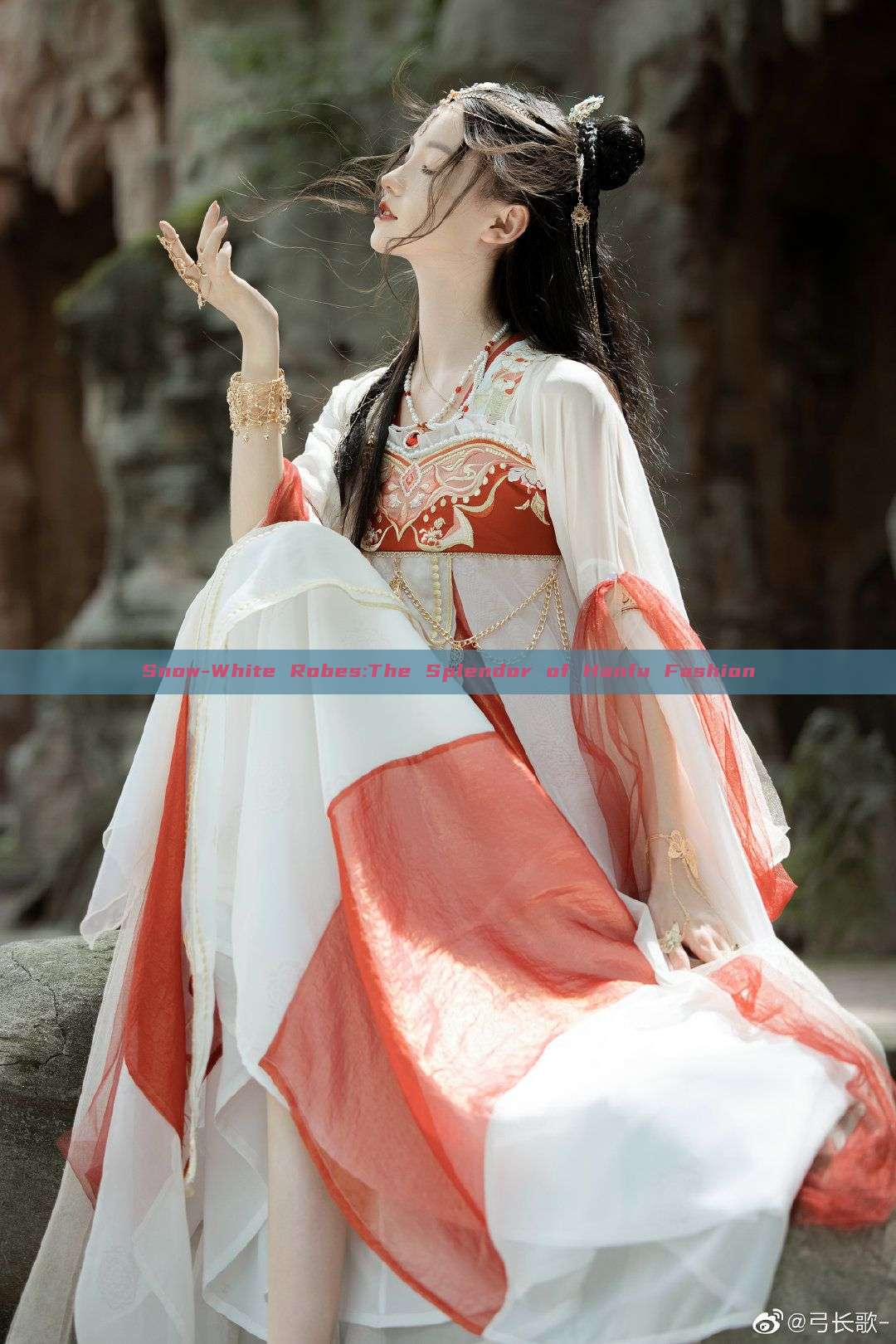 Snow-White Robes:The Splendor of Hanfu Fashion