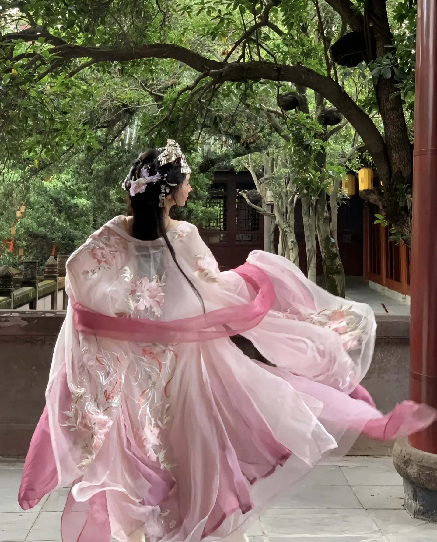 The Splendor of Aode Flag Robes:A Cultural Journey into Chinese Traditional Elegance The Splendor of Aode Flag Robes:A Cultural Journey into Chinese Traditional Elegance