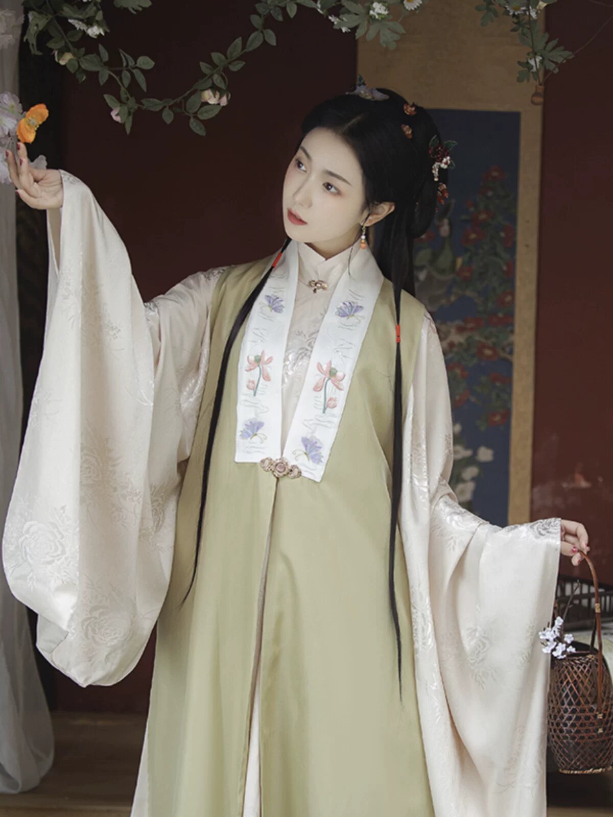 The Splendid Charm of Red-Black Hanfu Costumes:Highlighting the Skin Tone The Splendid Charm of Red-Black Hanfu Costumes:Highlighting the Skin Tone