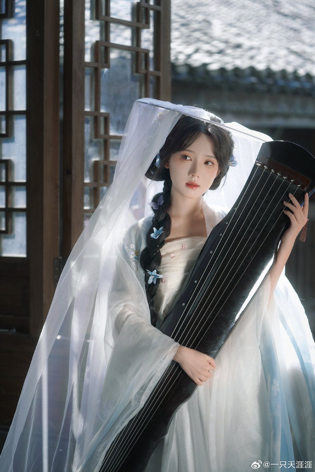 The Fusion of Ethnic Dance Troupe and Traditional Chinese Clothing in the Western Regions The Fusion of Ethnic Dance Troupe and Traditional Chinese Clothing in the Western Regions