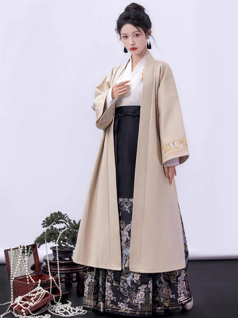 Embracing Innovation:The Modern Cheongsam with Short-sleeved Blouse Embracing Innovation:The Modern Cheongsam with Short-sleeved Blouse