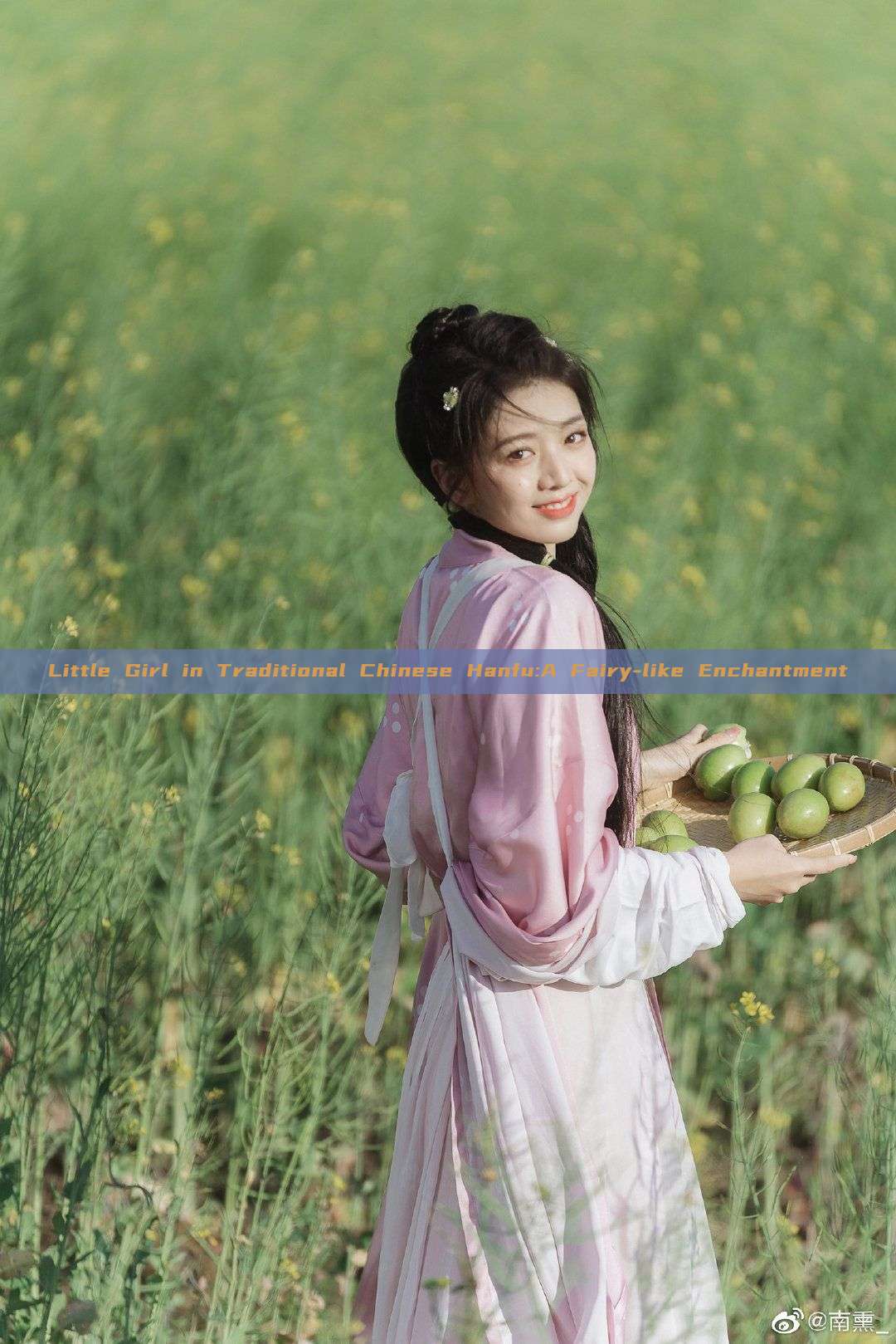 Little Girl in Traditional Chinese Hanfu:A Fairy-like Enchantment Little Girl in Traditional Chinese Hanfu:A Fairy-like Enchantment
