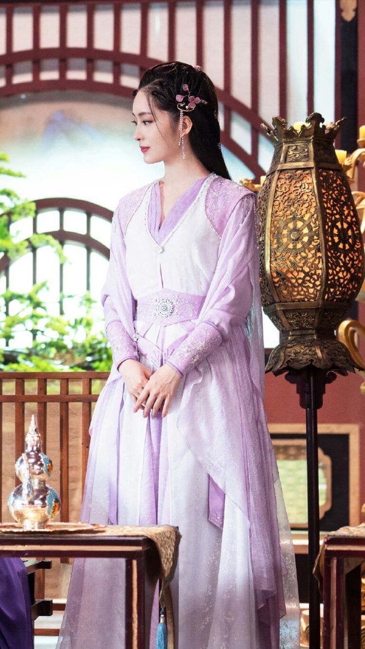 The Splendid Splendor of Traditional Chinese Fan Dance in the Realm of Gu Feng Hanfu The Splendid Splendor of Traditional Chinese Fan Dance in the Realm of Gu Feng Hanfu