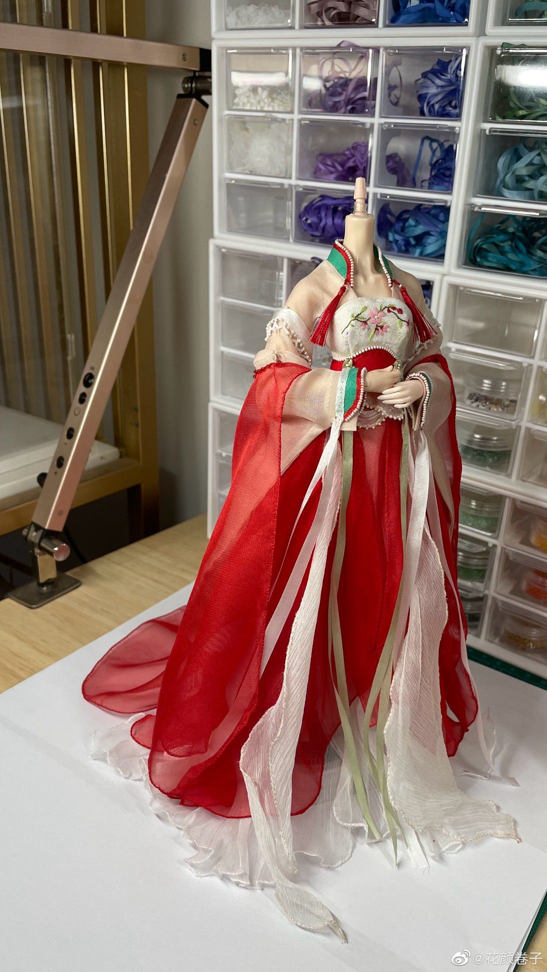 The Cultural Significance of Horseface Skirt and Scholars Gown in Traditional Chinese Fashion The Cultural Significance of Horseface Skirt and Scholars Gown in Traditional Chinese Fashion