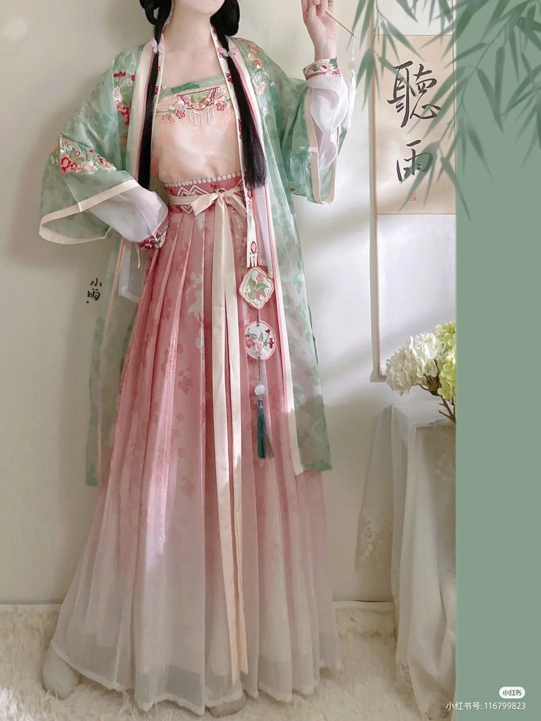 The Elegance of White Cheongsam:A Review on the Hourglass-Silhouette Style The Elegance of White Cheongsam:A Review on the Hourglass-Silhouette Style