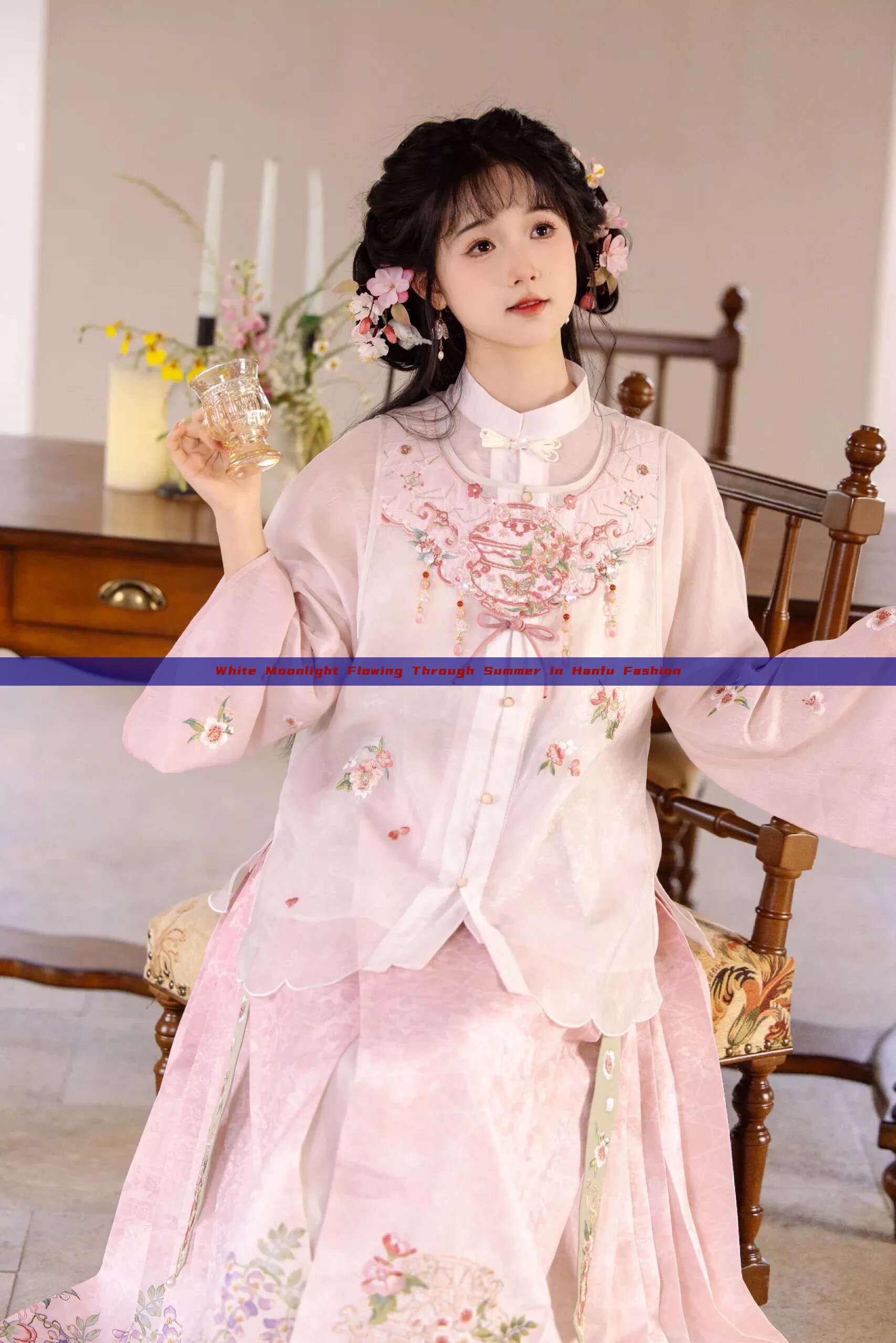 White Moonlight Flowing Through Summer in Hanfu Fashion White Moonlight Flowing Through Summer in Hanfu Fashion