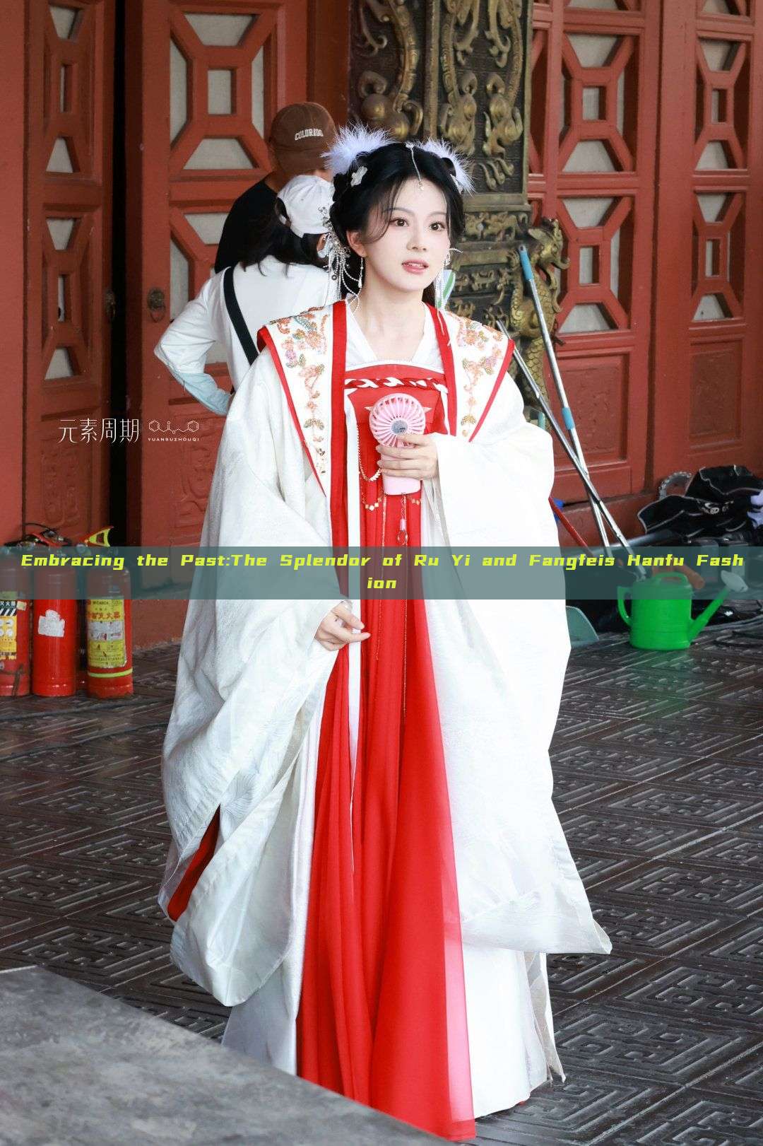 Embracing the Past:The Splendor of Ru Yi and Fangfeis Hanfu Fashion Embracing the Past:The Splendor of Ru Yi and Fangfeis Hanfu Fashion
