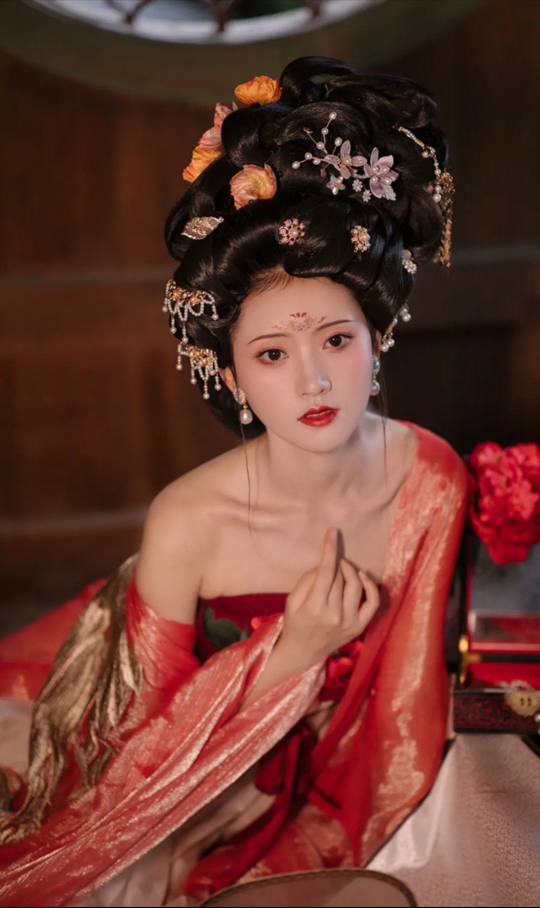 Embracing the Elegance of Suzhou Embroidery in Old Shanghais Cheongsam Tradition Embracing the Elegance of Suzhou Embroidery in Old Shanghais Cheongsam Tradition