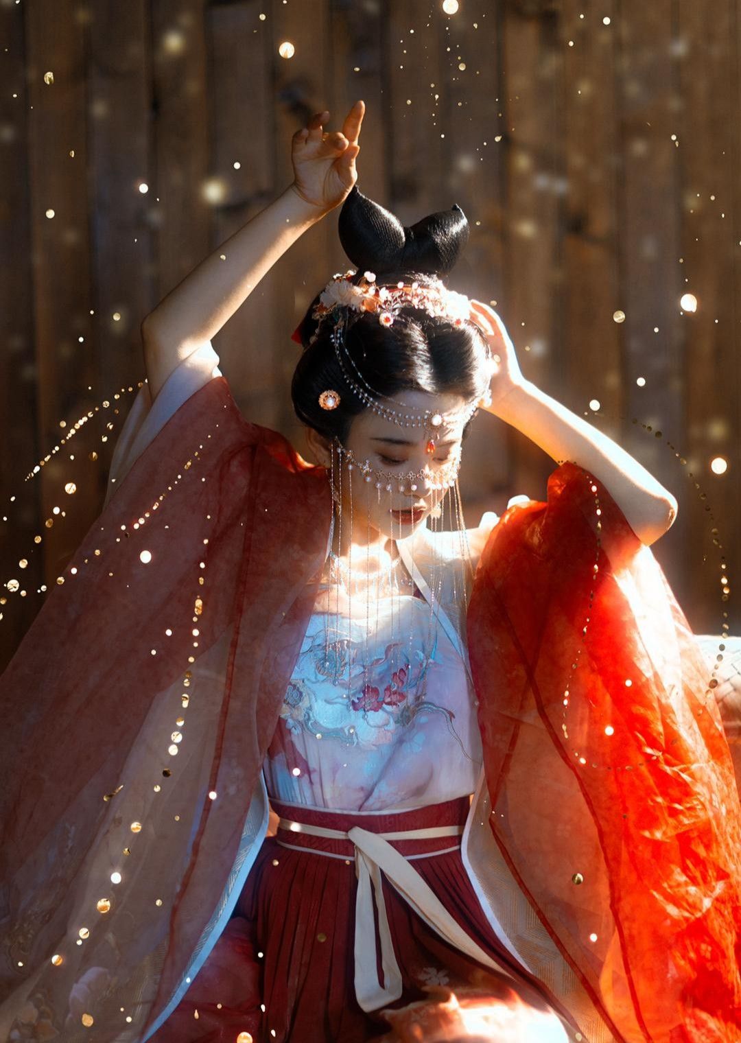 Summer in Glass and Silk:The Story of a Student in Traditional Chinese Hanfu Summer in Glass and Silk:The Story of a Student in Traditional Chinese Hanfu