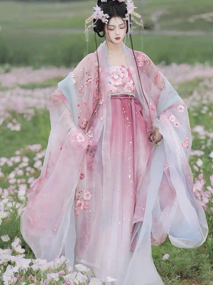 A Glimpse into the Elegance of a Light Purple Long-sleeved Cheongsam A Glimpse into the Elegance of a Light Purple Long-sleeved Cheongsam
