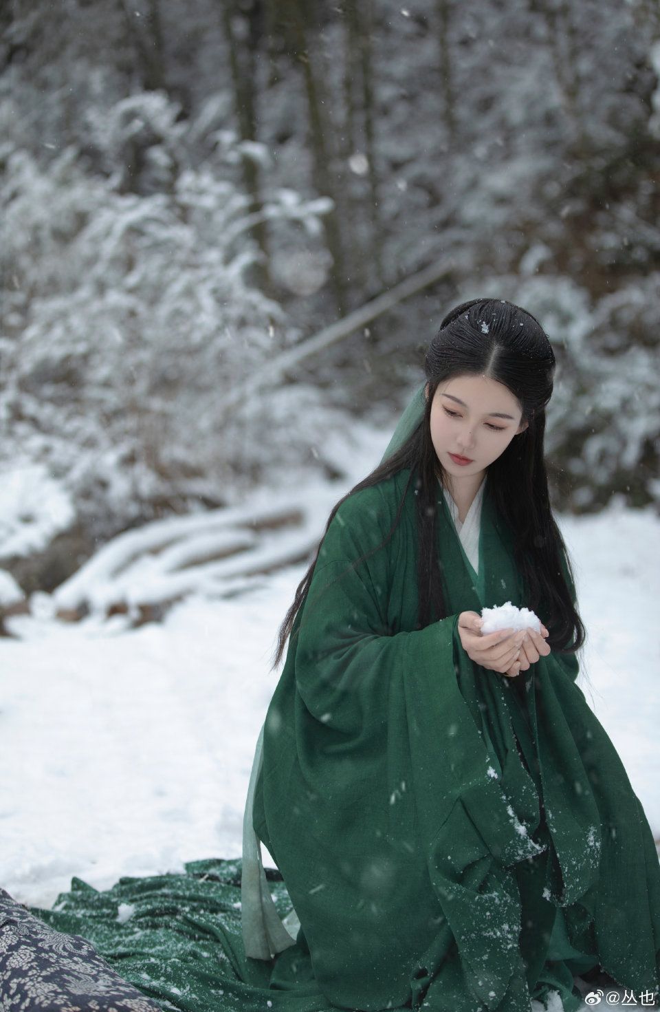 Pavilion of Steps and the Splendor of Traditional Chinese Clothing:The Story of Bu Changong Hanfu