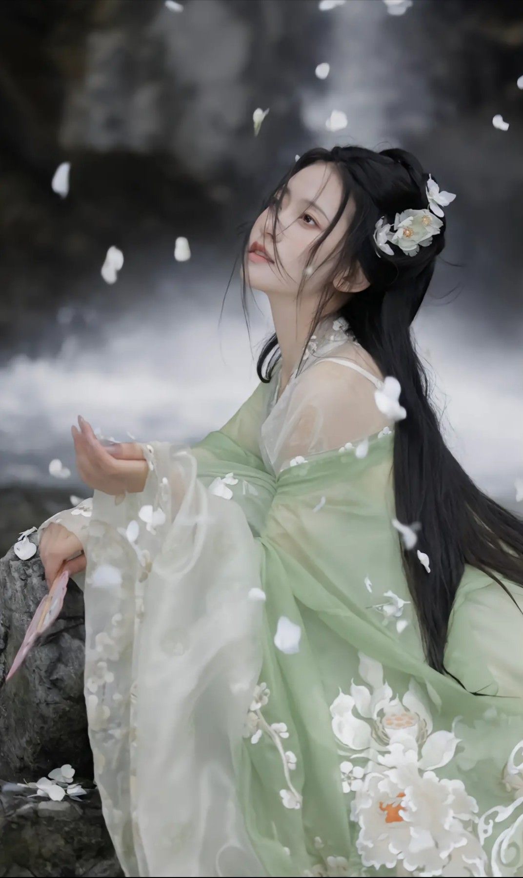 Divine Maiden:The Splendor of Traditional Hanfu Headwear as a Symbol of Ethereal Beauty Divine Maiden:The Splendor of Traditional Hanfu Headwear as a Symbol of Ethereal Beauty