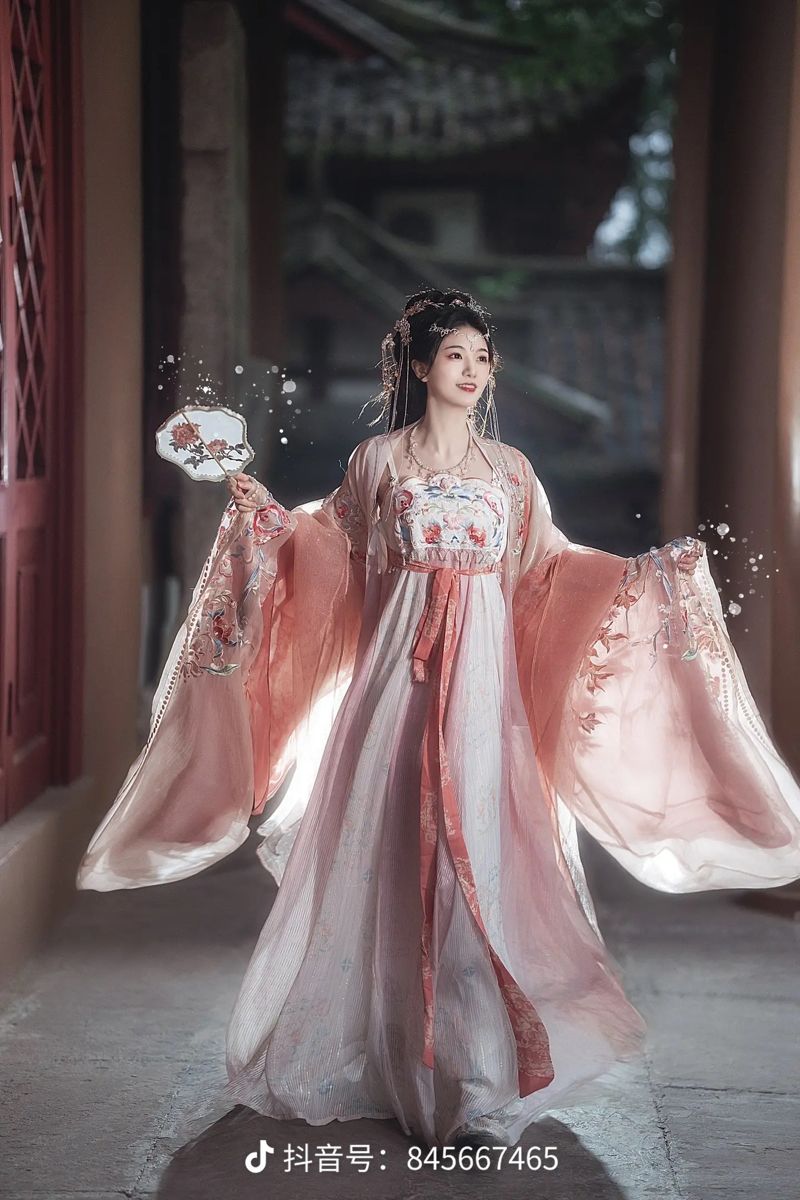 Embracing Original Hanfu Fashion for Plus-Size Individuals Catering to a 200-Pound Body Embracing Original Hanfu Fashion for Plus-Size Individuals Catering to a 200-Pound Body