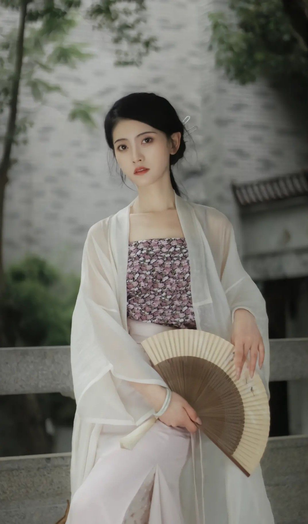 Reinventing Traditional Hanfu Fashion for Modern Daily Life:Tailored for Petite Frames Reinventing Traditional Hanfu Fashion for Modern Daily Life:Tailored for Petite Frames