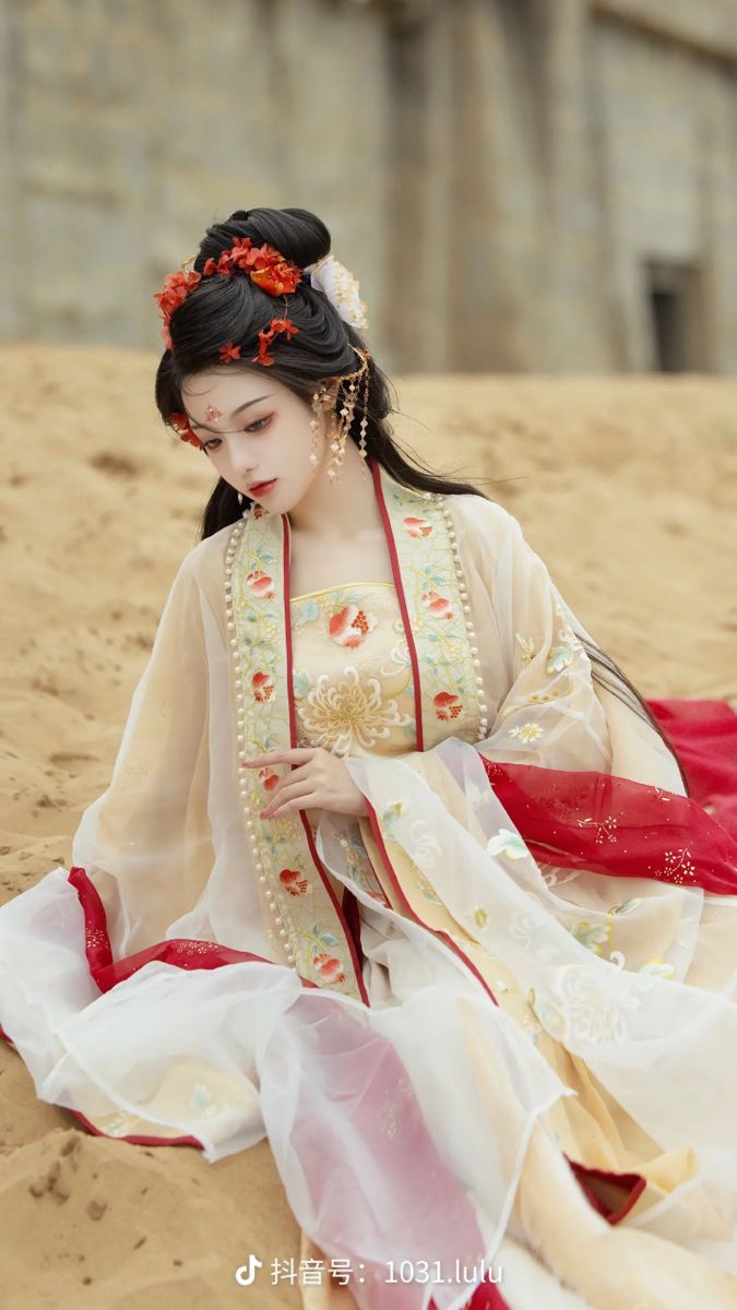 The Intricate Beauty of Hanfu Undergarments:Li Yi and Li Ku The Intricate Beauty of Hanfu Undergarments:Li Yi and Li Ku