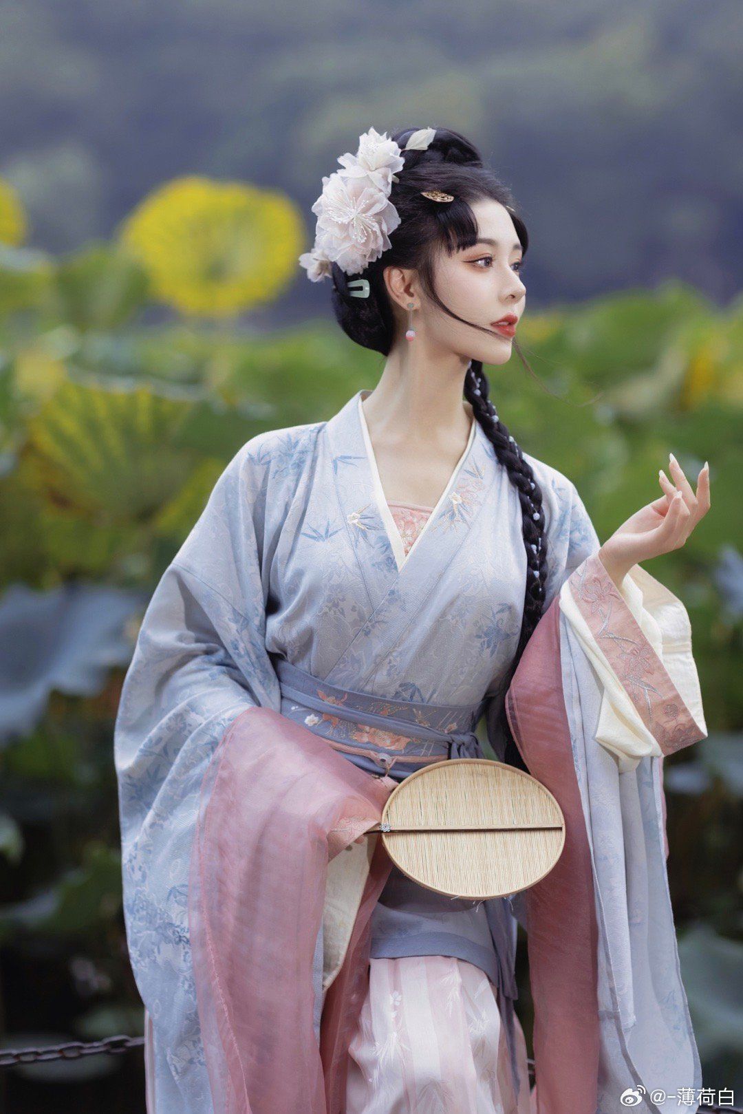 Summer Style with Lightweight Cheongsam-Style Shawls and Overlays Summer Style with Lightweight Cheongsam-Style Shawls and Overlays