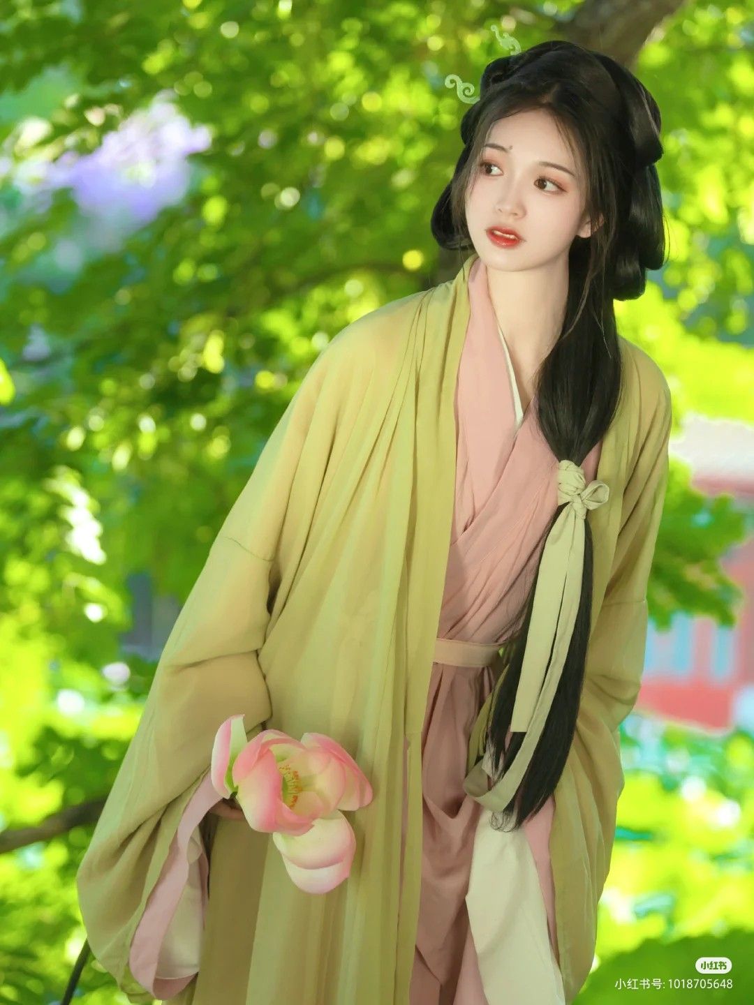 The Radiant Beauty of Waist-Length Hanfu Dress for Women:A Spotlight on Skin-Whitening Effects The Radiant Beauty of Waist-Length Hanfu Dress for Women:A Spotlight on Skin-Whitening Effects