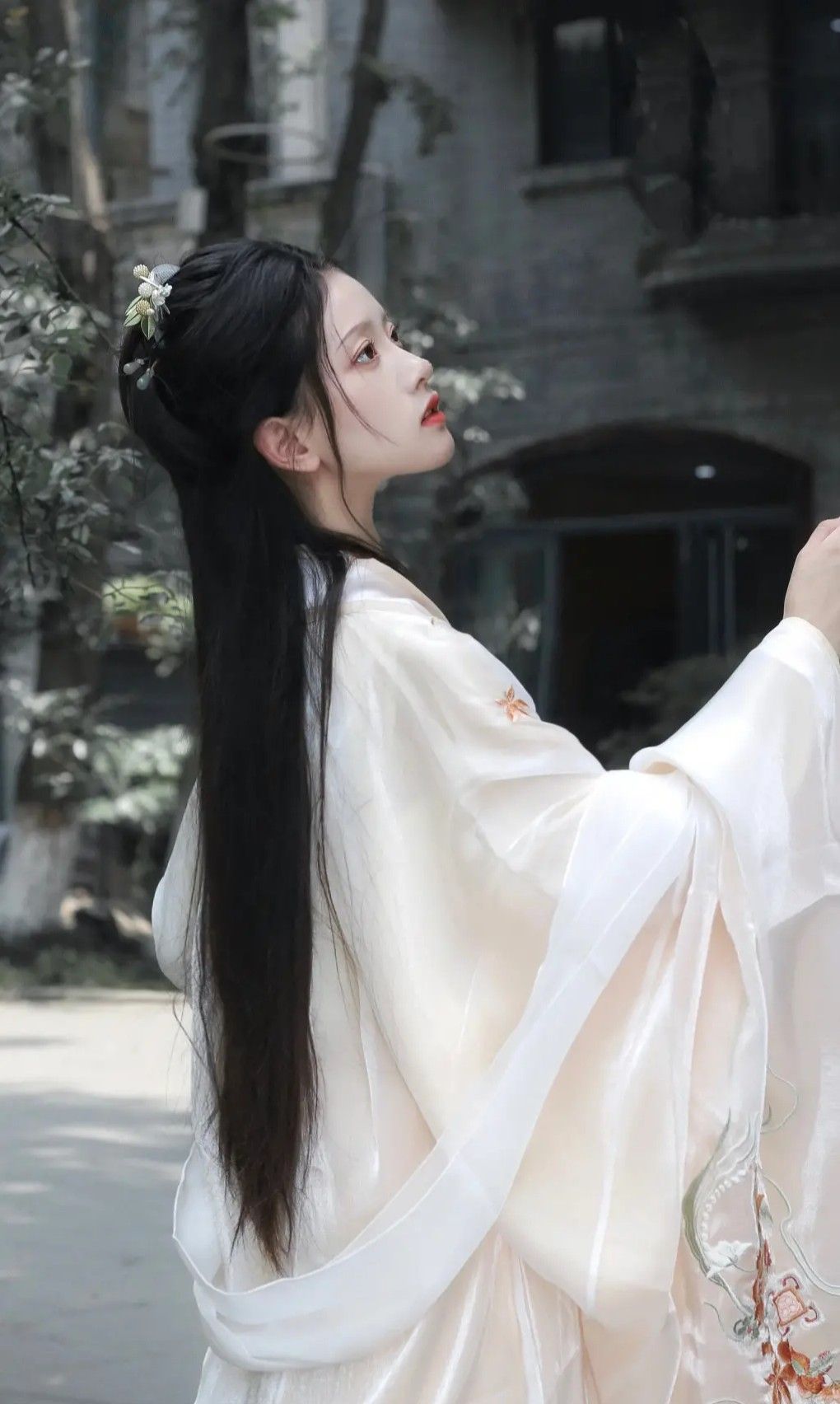 The Blend of Tradition and Modernity:The Mamenqun Skirts Evolution into a Sino-Western Compromise The Blend of Tradition and Modernity:The Mamenqun Skirts Evolution into a Sino-Western Compromise
