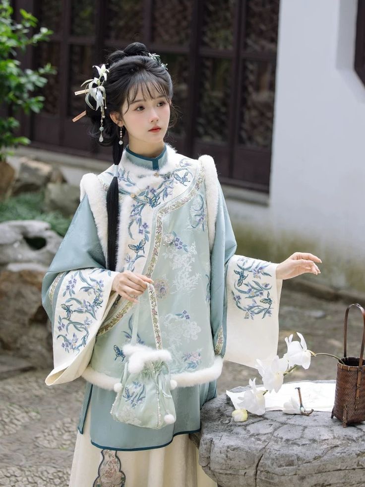 Affordable Pipa-Styled Sleeves in Traditional Chinese Fashion:The Bai Cai Price Revolution Affordable Pipa-Styled Sleeves in Traditional Chinese Fashion:The Bai Cai Price Revolution
