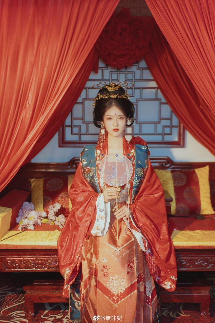 Fashions in Motion:The Revival of Cheongsam and Foldable Fans in Runway Shows Fashions in Motion:The Revival of Cheongsam and Foldable Fans in Runway Shows