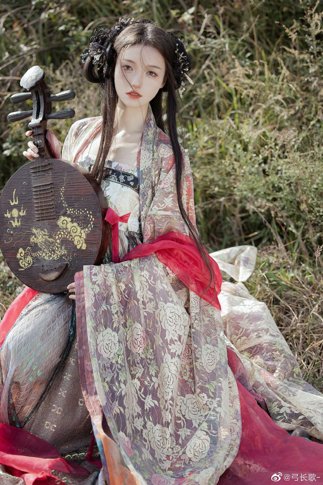 Allure of the Short Cheongsam:Embracing the Seduction of a Body-Hugging Style Allure of the Short Cheongsam:Embracing the Seduction of a Body-Hugging Style