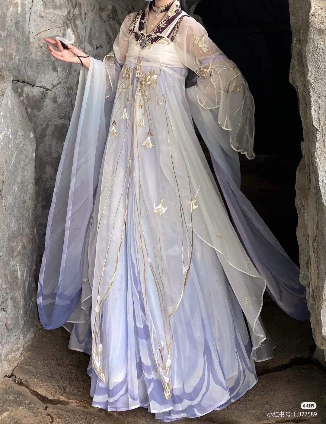 Winter Womens Short-Style Cape and Robe:A Look into Traditional Chinese Clothing with Modern Touch Winter Womens Short-Style Cape and Robe:A Look into Traditional Chinese Clothing with Modern Touch