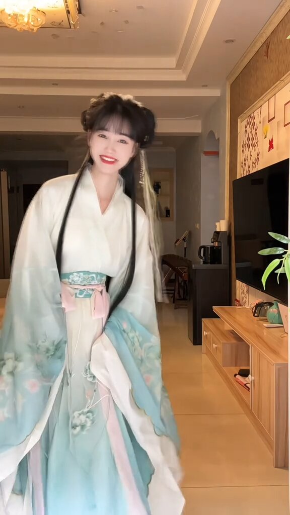 Encountering the Divine Deer:A Complete Guide to Traditional Chinese Clothing in Hanfu Style Encountering the Divine Deer:A Complete Guide to Traditional Chinese Clothing in Hanfu Style