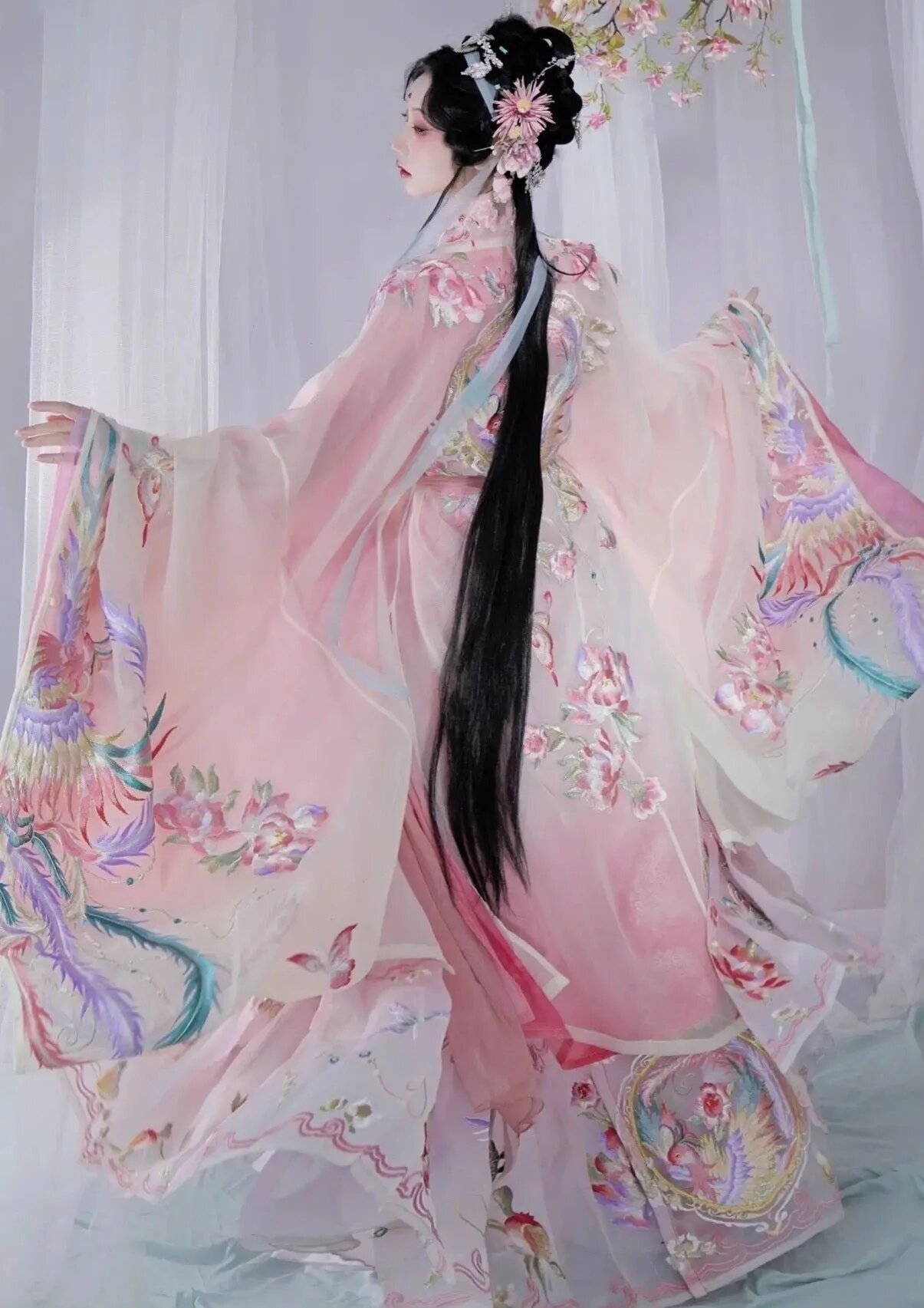 Ancient Charm Revived:The Evolution of Traditional Cheongsam as a Stage Performance Costume Ancient Charm Revived:The Evolution of Traditional Cheongsam as a Stage Performance Costume