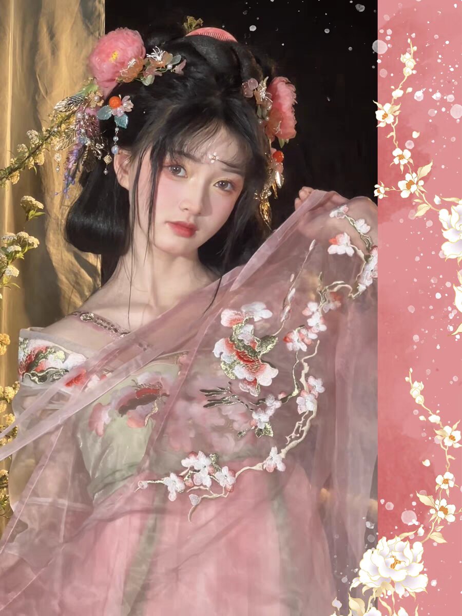 Ethereal Maternal-Offspring Harmony in Traditional Chinese Fashion:A Hanfu Experience Ethereal Maternal-Offspring Harmony in Traditional Chinese Fashion:A Hanfu Experience