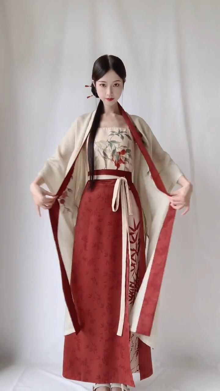 Embracing Modernity in Traditional Cheongsam:The Evolution of Youthful and Unique Chinese Fashion Embracing Modernity in Traditional Cheongsam:The Evolution of Youthful and Unique Chinese Fashion