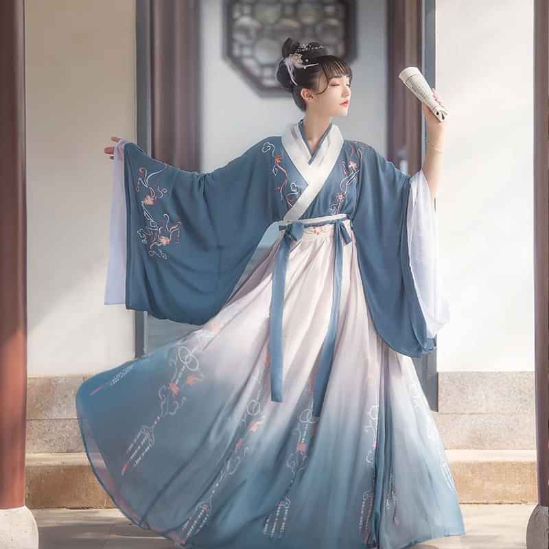Embracing the Sweet and Cool:Modernized Cheongsam with a Fashionable Twist Embracing the Sweet and Cool:Modernized Cheongsam with a Fashionable Twist
