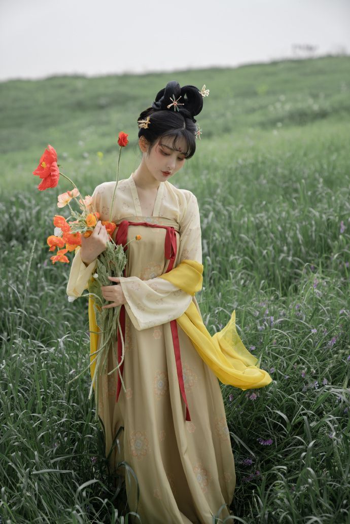 The Enchanting Beauty of Eastern Elegance:The Qipao as a Symbol of Grace and Charm The Enchanting Beauty of Eastern Elegance:The Qipao as a Symbol of Grace and Charm