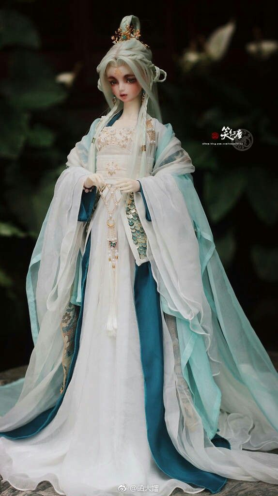 The Splendor of Hanfu:Womens Waisted Qijun Robes with Embroidery The Splendor of Hanfu:Womens Waisted Qijun Robes with Embroidery