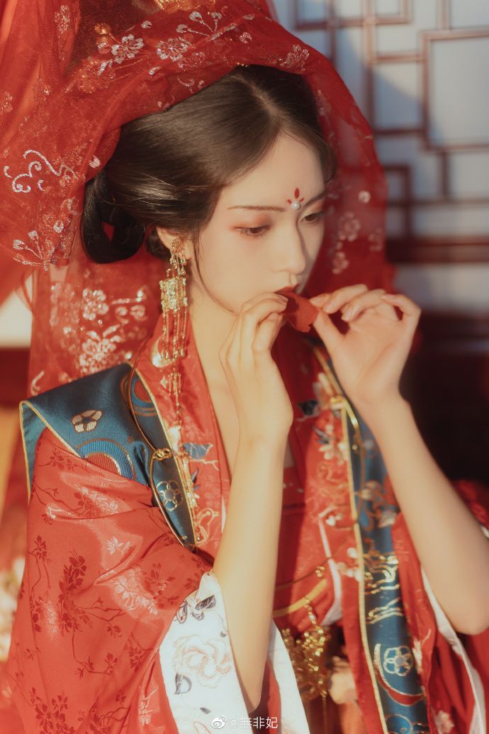 Modernizing the Cheongsam:The Evolution of a Traditional Dress Among College Students Modernizing the Cheongsam:The Evolution of a Traditional Dress Among College Students