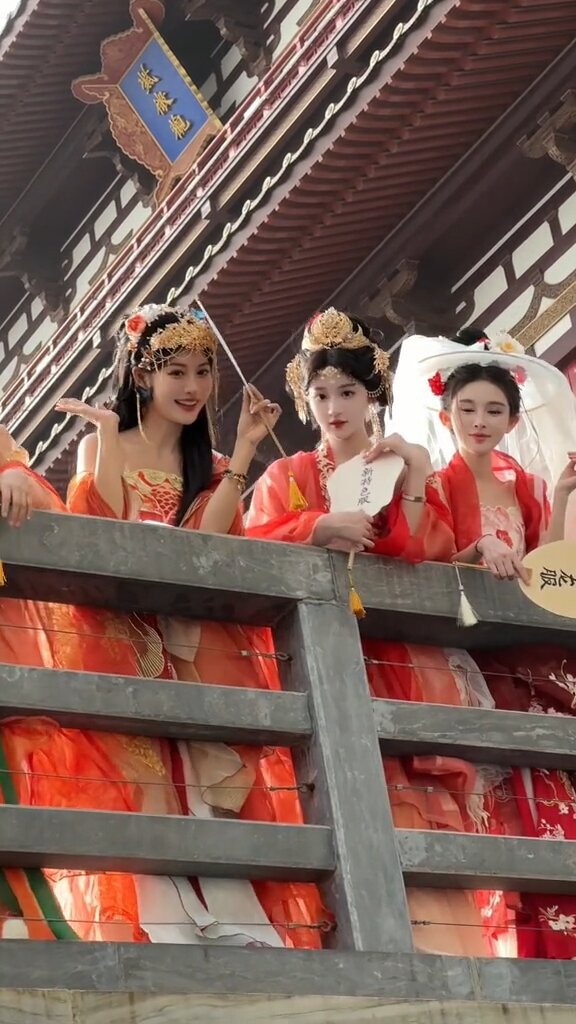 The Splendor of Cloud-Inspired Ancient Costume:The Story of Yunzhi Yus Elegant Attire The Splendor of Cloud-Inspired Ancient Costume:The Story of Yunzhi Yus Elegant Attire