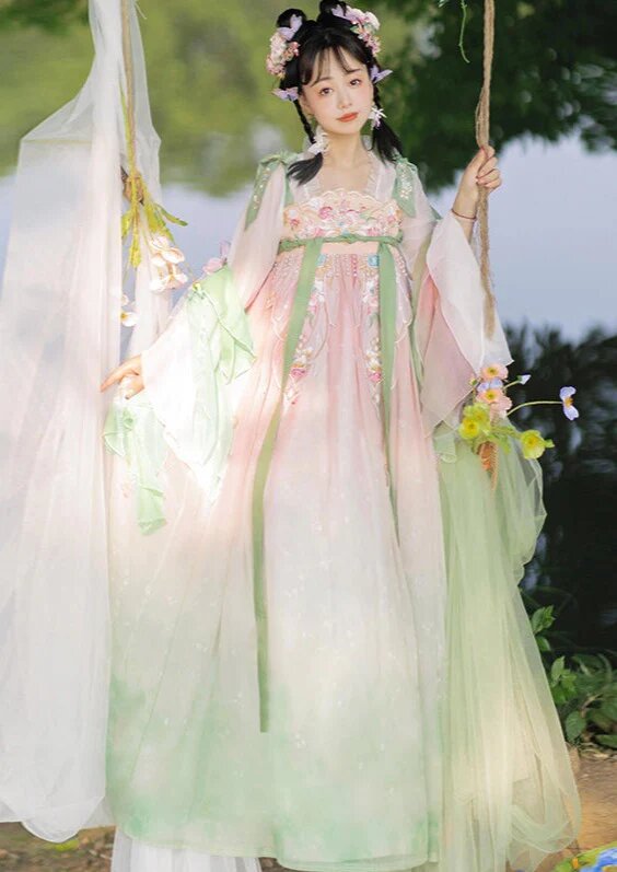 The Cultural Significance of Chinese-Style Salute Gowns with Horseface Skirts The Cultural Significance of Chinese-Style Salute Gowns with Horseface Skirts