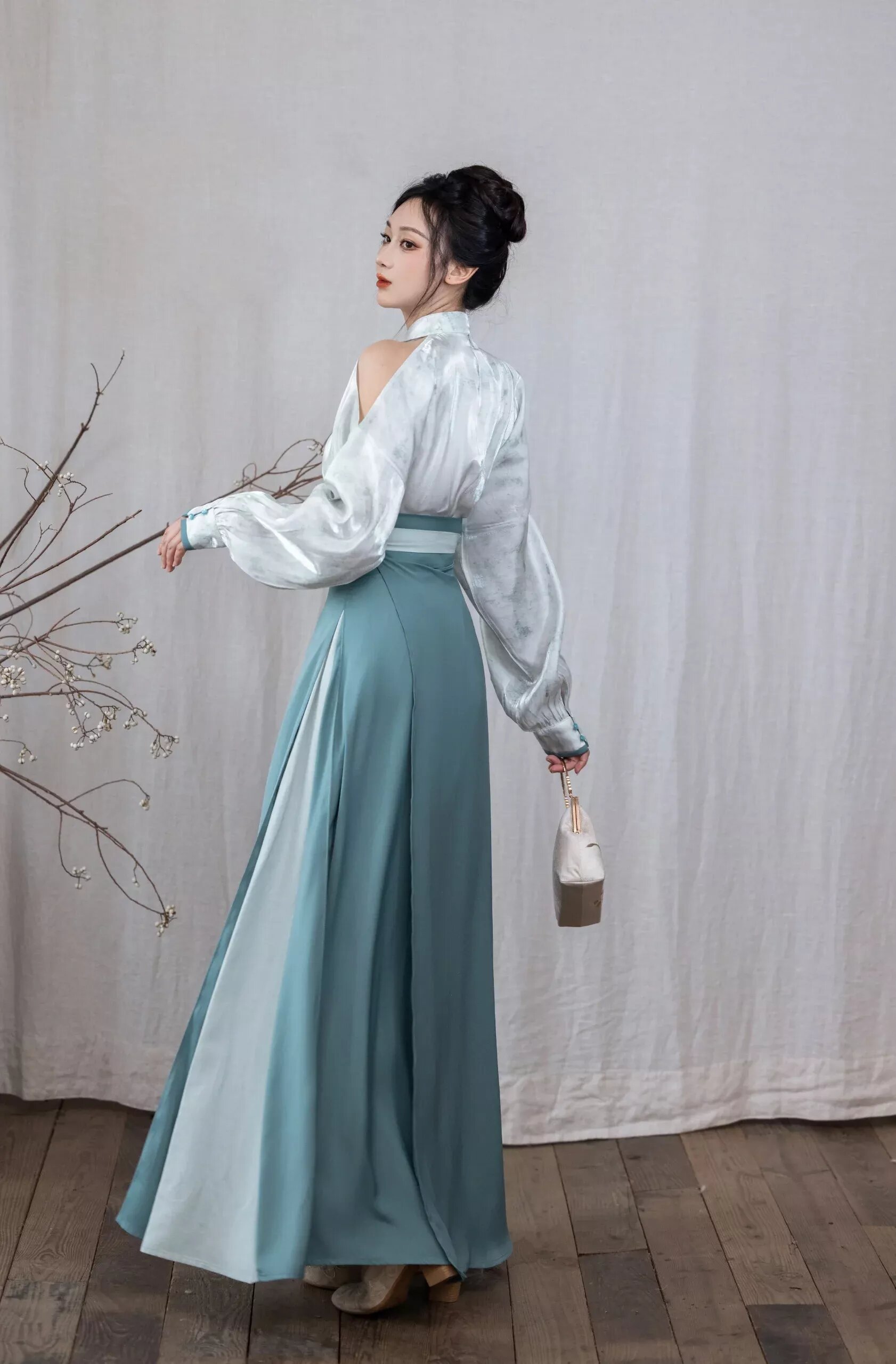Embracing the New Chinese Style:A Cheongsam Womans Journey into the World of Peach-Pink Elegance Embracing the New Chinese Style:A Cheongsam Womans Journey into the World of Peach-Pink Elegance